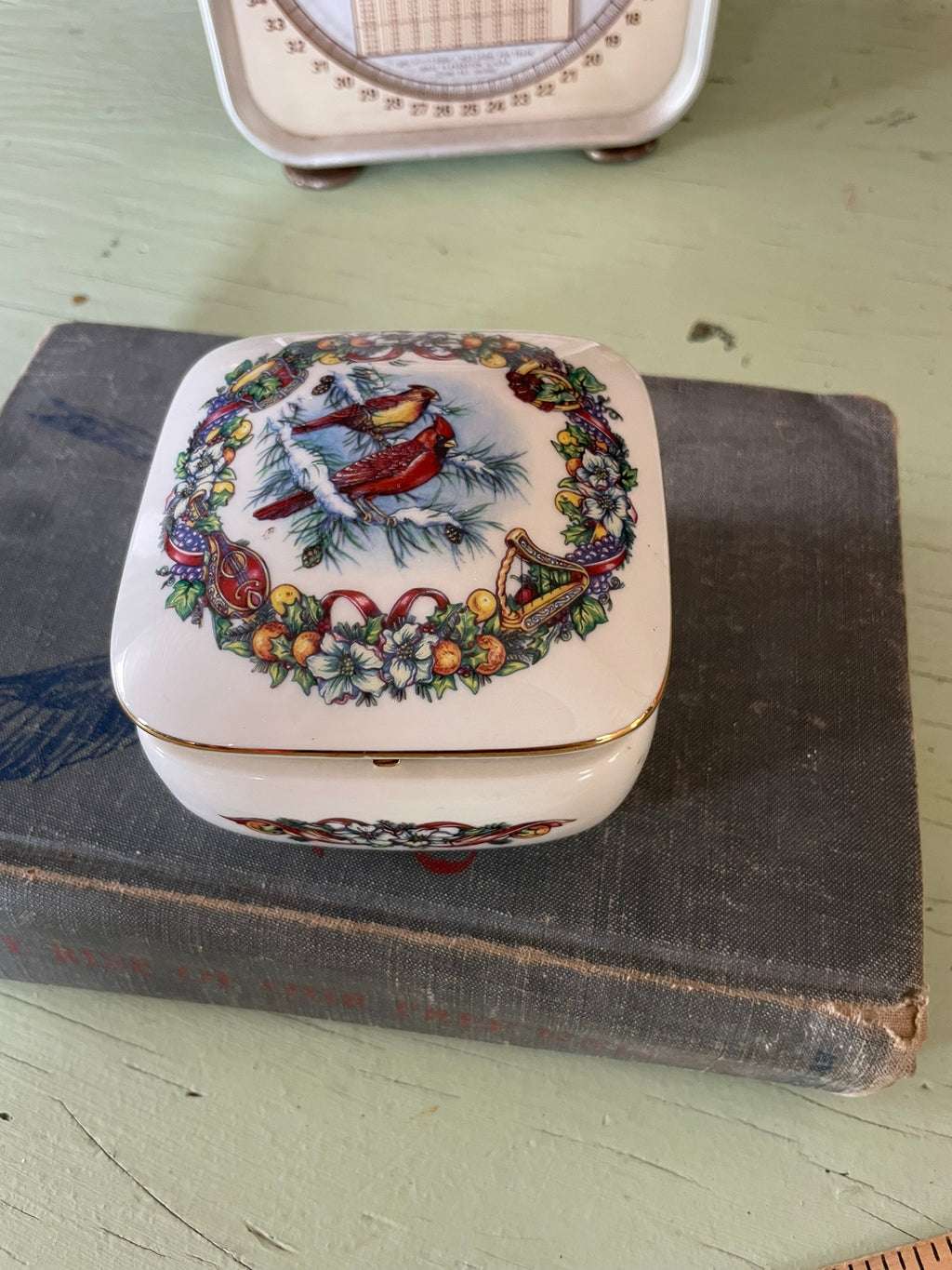 Heritage House Melodies of Christmas Music Box
