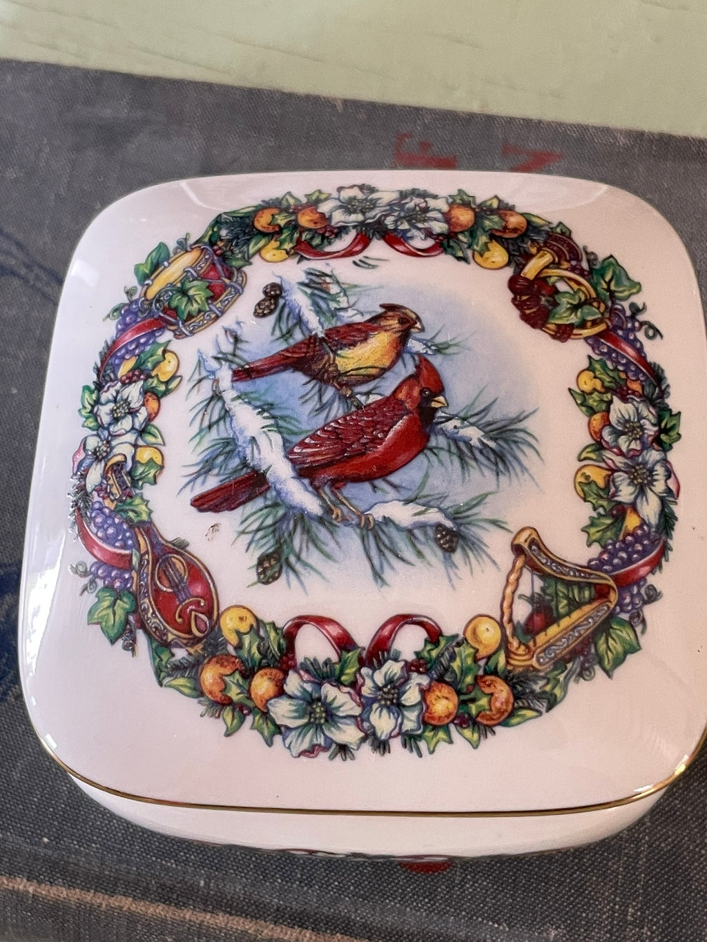 Heritage House Melodies of Christmas Music Box