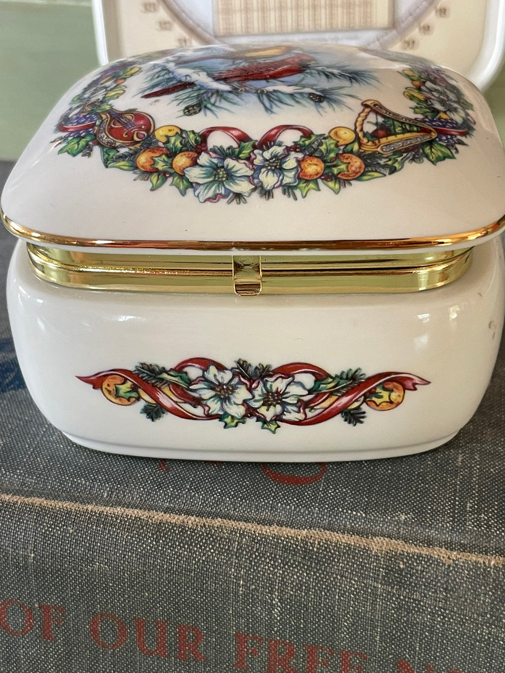 Heritage House Melodies of Christmas Music Box
