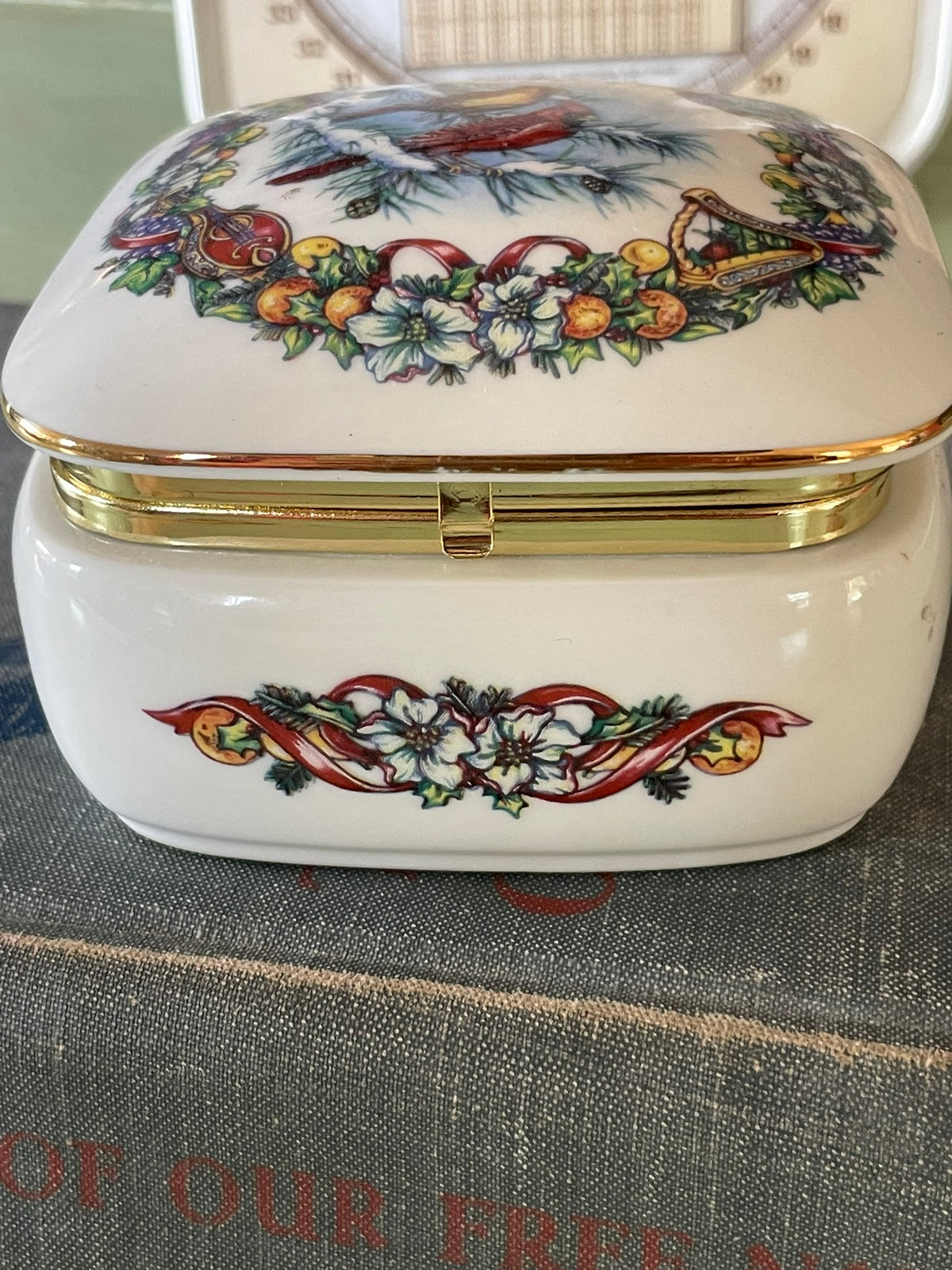 Heritage House Melodies of Christmas Music Box