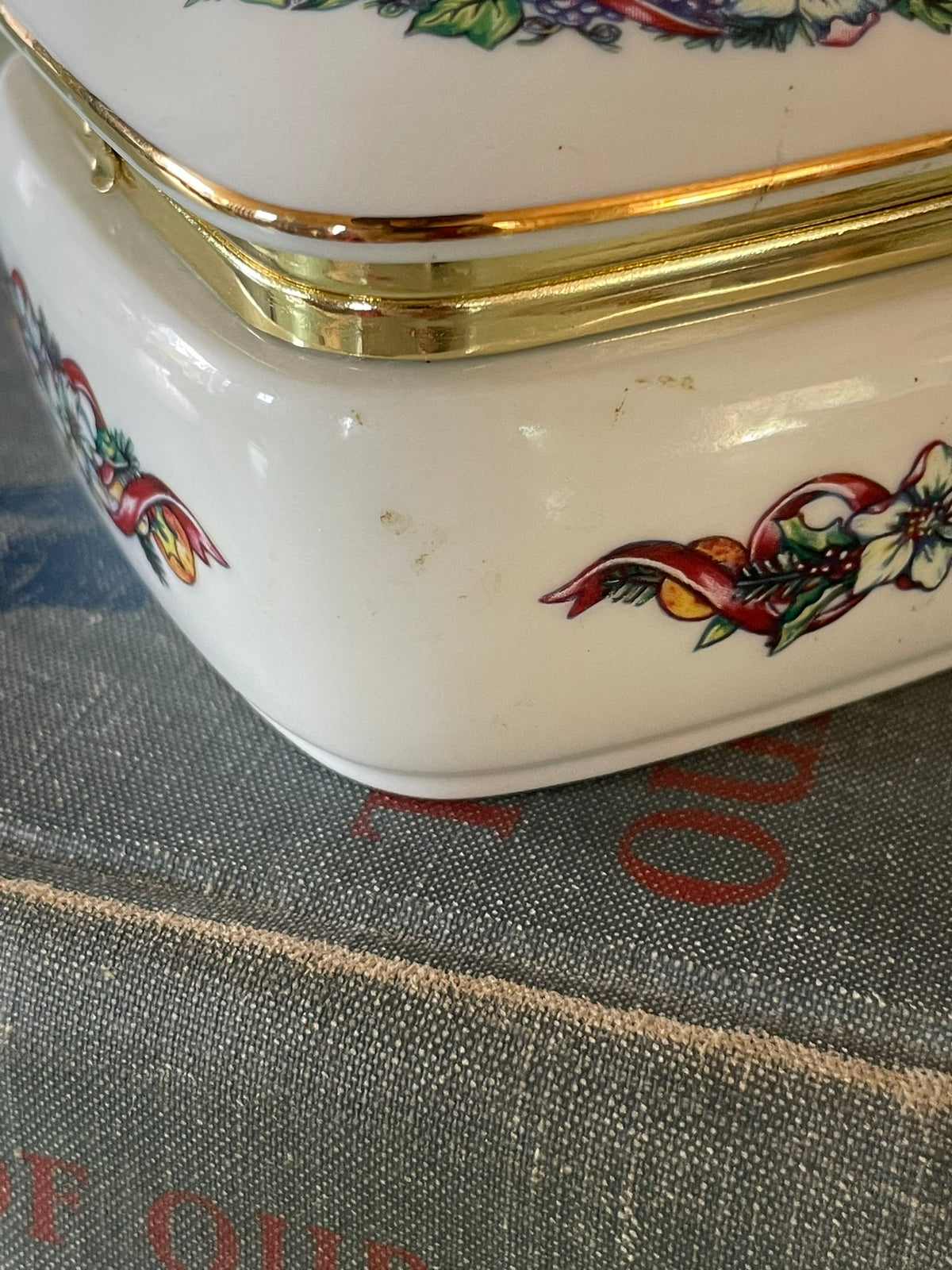 Heritage House Melodies of Christmas Music Box