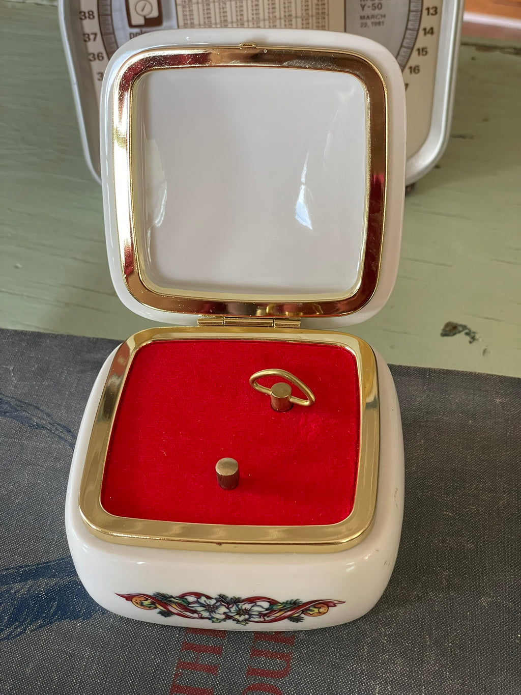 Heritage House Melodies of Christmas Music Box