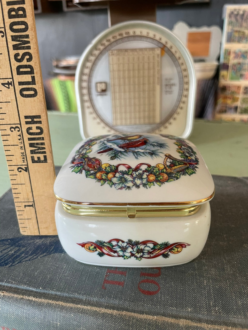 Heritage House Melodies of Christmas Music Box