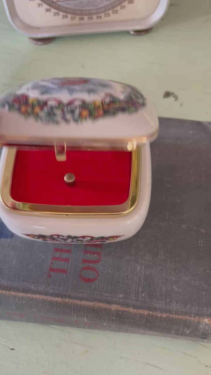 Heritage House Melodies of Christmas Music Box
